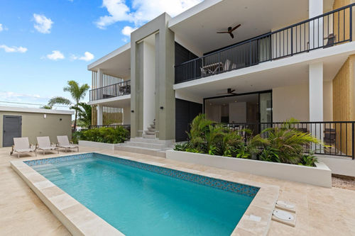 Laatste bedrijfsnieuws over Caribbean Villa Project: Het tropische leven verbeteren met massief houten plafondventilatoren